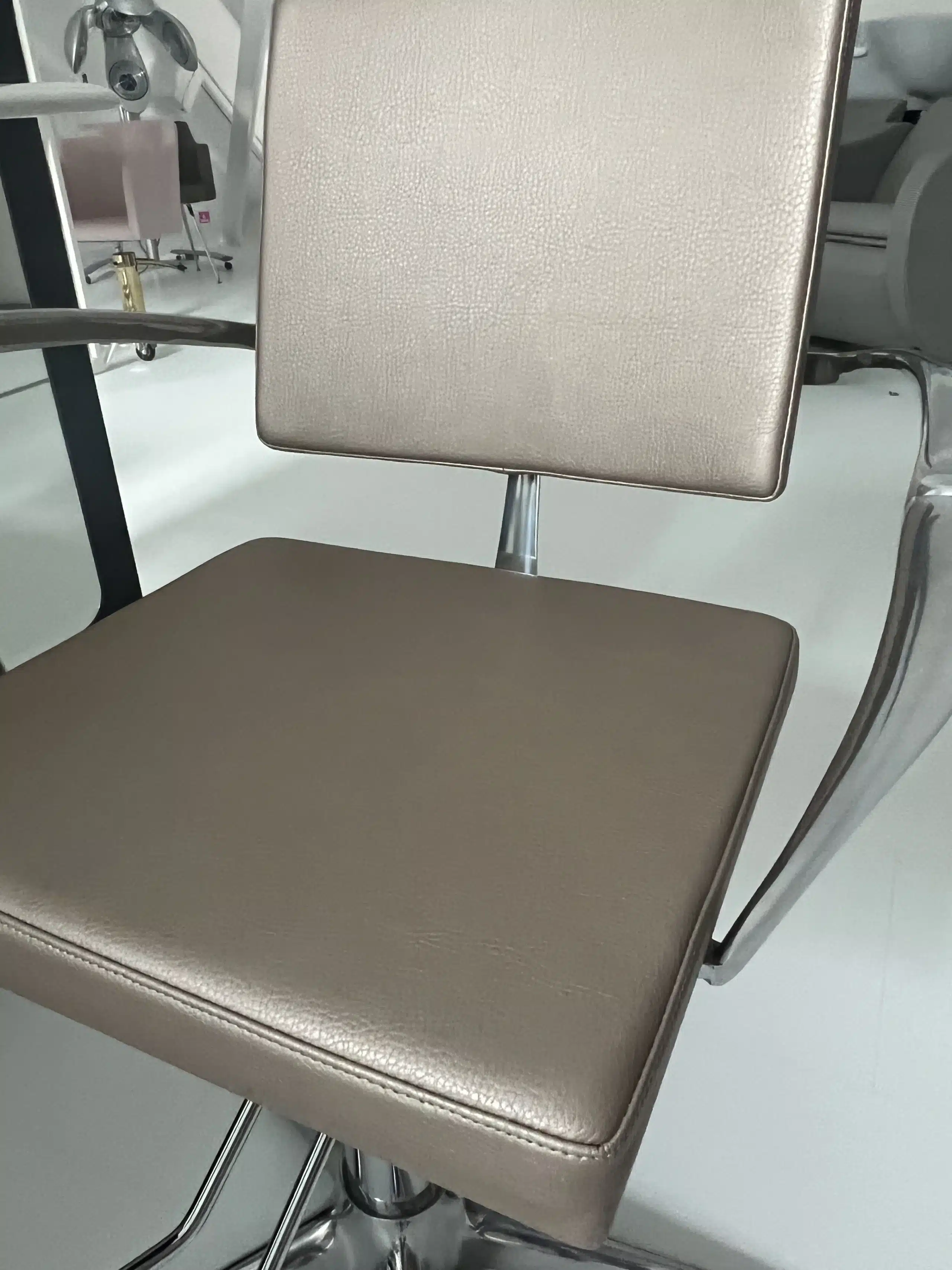 Oneida (showroom item) - Image 2